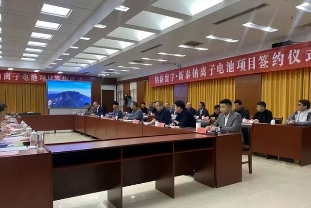 1月29日，储能行业海内外情报汇总。GoodWe逆变器在中国交付量突破15万台，包括50/60kW功率等级逆变器，主要用于商业光伏领域。宁德时代在云南签署战略合作协议，计划建设锂电池绿色智造基地。英国能源公司Econergy获得2100万英镑融资，推动储能电池市场增长。LG能源解决方案公司启动钠离子电池试点生产计划，钠离子电池技术在能源储存市场有重大影响。中创新航投资20.67亿欧元在葡萄牙建储能电池零碳AI超级工厂。意大利颁布RED III法令，加速可再生能源设施建设。新泽西州大规模扩建太阳能及储能设施，以抑制电价上涨趋势。