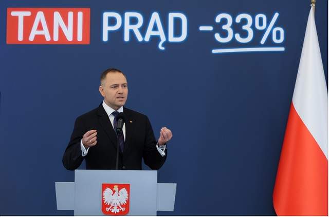 11月11日，储能行业海内外情报汇总显示，天津普兰纳米与阳光电源达成战略合作，新产线落户安徽，聚焦新能源、新材料领域。加拿大特斯拉充电爆炸事故源于充电桩内部电池短路。澳大利亚政府19天加急审批海辰储能合作项目，卡位澳洲储能市场。美国Xcel Energy计划在中西部建造最大电池存储基地，预计2027年底供电。德国海尔新能源户储一体机E-Tower Ultra获设计奖金奖，具备极简安装和智能管理特性。河南郑州总投资48亿的钠电池及储能系统集成基地项目签约。乌克兰修改家庭和混合太阳能装置贷款计划，波兰总统提出降低电价法案。华为公开中点箝位逆变器技术，山东倍耐新能源推出新型柔性光伏储能组件。