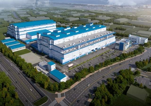 In recent industry trends, global production of lithium iron phosphate (LFP) batteries is expected to exceed 1100 GWh by 2025, accounting for 63% of the global market share, while China's market share may rise to 74%. The sales of New Energy Vehicles (NEVs) are expected to reach 21 million units, with a penetration rate of 54%. Due to cost-effectiveness and safety, LFP batteries are gradually replacing ternary materials in power applications, and it is expected that by 2028, LFP will occupy 63% of the power battery market.