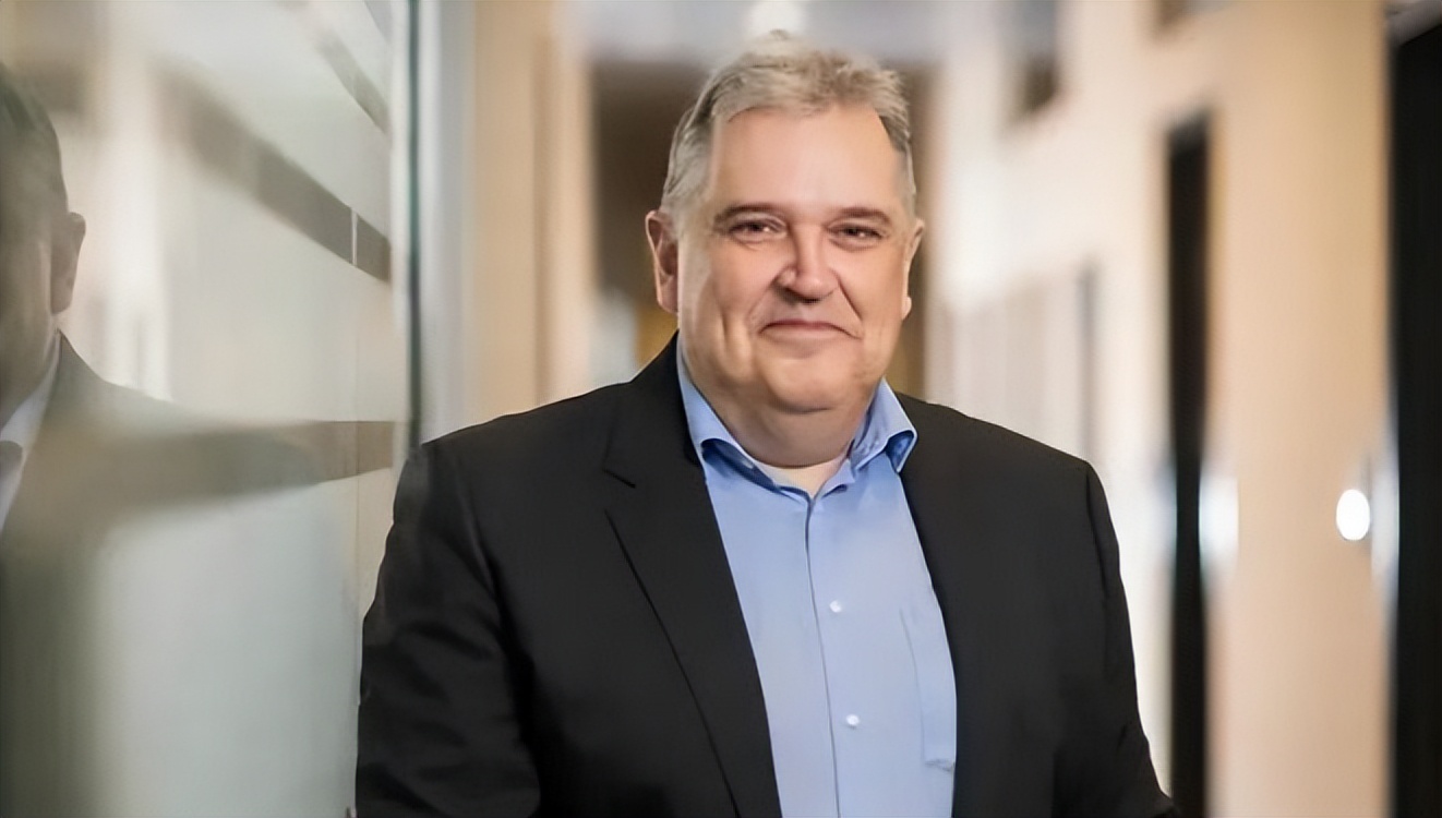 3月18日印刷包装行业情报汇总显示，多家企业取得重要进展。安姆科Winterbourne工厂获得ISO 13485医疗器械质量管理体系认证，标志着其医疗包装领域里程碑式成就；艾利丹尼森成为全球首家规模化集成柔性NFC标签的企业，推出基于Pragmatic技术的嵌体系列；盛大印刷再购6台海德堡速霸CX 92胶印机，加速混合印刷战略。Coveris集团将标签业务出售给金斯伍德资本，新公司年销售额预计达2.7亿欧元。麦肯锡建议纸包装行业采用程序化并购策略，每年完成两笔以上中小型交易。美国对中国塑料包装征收反倾销税，主要针对聚丙烯瓦楞箱。意大利Artes Etichette引入全球首套Gallus Five混合印刷机，实现工业级数字化生产。全球BOPP香烟包装膜市场规模将达2006百万美元，合规与轻量化成新引擎。安姆科和昆山科望分别推出带自动封口彩盒结构和环保内衬包装盒新技术。