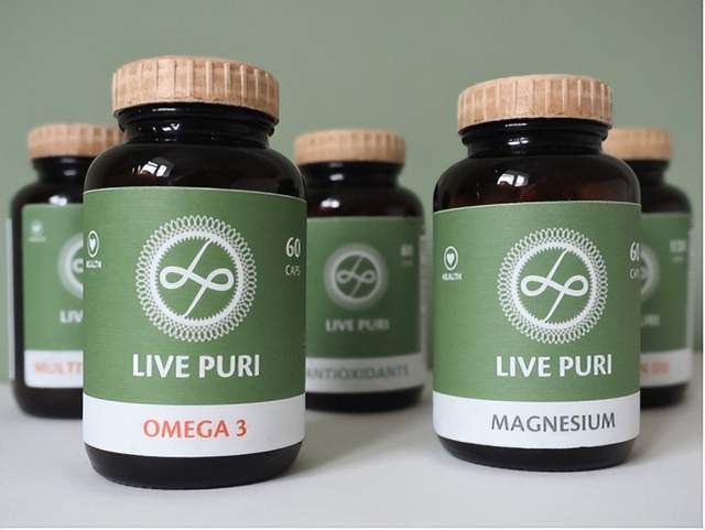 本文汇总了印刷包装行业的海内外最新情报，涵盖企业资讯、行业动态、上游动态及前沿技术等多个领域。Amcor为爱尔兰香氛公司提供护发产品包装解决方案，采用轻量化耐用材料；TOPPAN成为日本首家使用水性柔版印刷和非溶剂复合技术的企业，推出环保型食品包装；Smurfit Westrock因成本问题关闭加拿大魁北克的造纸厂。此外，Live Puri用纤维基瓶盖替代金属瓶盖以降低碳足迹，Emerald Ecovations推进甘蔗渣在食品和制药领域的应用。Bobst优化中大型标准箱体生产，提升效率并助力环保。同时，合肥市裕同印刷包装有限公司公开了一种包装盒内衬连接结构，提升了取放灵活性；深圳市裕同包装科技股份有限公司则推出可折叠式心型包装盒，增强包装设计的实用性与美观性。  
