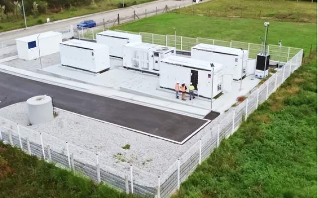 储能行业12月25日国内外情报汇总：1. 索力斯储能推出全新网站，重点展示EverCore C＆I能源储存系统，解决电网挑战和未来能源需求；2. 西班牙20兆瓦时电池储能系统采用PowerTitan 2.0技术，提供四小时自主运行时间；3. 英国改革并网流程，储能项目或被移出并网队列；4. 谷歌完成收购Intersect Power，扩大数据中心清洁能源供应；5. 隆基绿能加速储能布局，在山西成立3家储能相关子公司；6. 柏林光伏补贴新政SolarPLUS计划重点支持高价值屋顶项目；7. 中国研发出588Ah大容量钠电芯，展现钠电储能潜力。