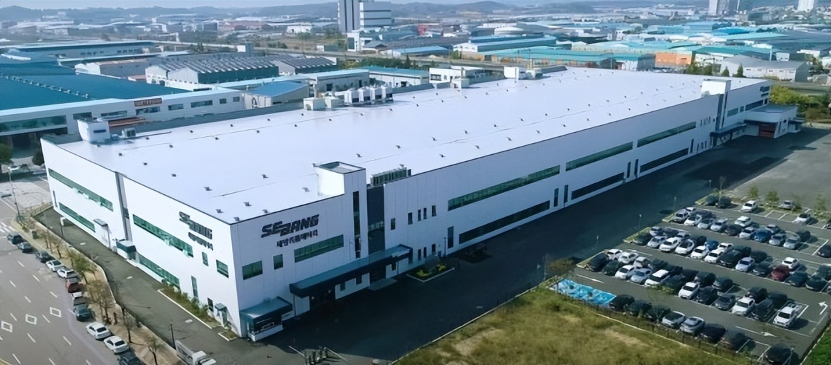 本期储能行业呈现三大结构性转变:全球储能出海进入系统方案决胜期,头部企业在拉美、澳洲及北美密集斩获GWh级大单或设立本土子公司,标志着出海模式从单一产品出口向全生命周期服务转型;底层技术迭代加速打破系统瓶颈,系统级长寿命产品与超级电容国际标准相继落地,推动储能向高安全与长寿命演进;多国政策与监管环境持续优化,住宅储能限制被撤回及分布式发电监管体系被纳入,为户储及微电网释放了明确的市场空间。波兰撤回限制住宅储能部署的拟议建筑规定,智利将9MW以下储能纳入分布式发电监管体系,为市场扫清障碍。技术方面,利星能推出行业首款系统级“光储同寿”储能产品T-6251,华能牵头发布全球首个电力储能超级电容器国际标准。全球市场方面,比亚迪储能助力拉美最大储能项目投运,沃太能源智利子公司启航,麦田能源达成10GWh战略合作,世邦锂电池联手LGES进军北美,彰显中国储能企业的国际竞争力。