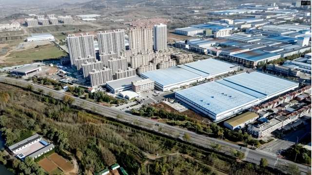 印刷包装行业1月14日的海内外动态汇总显示，柏星龙放弃与越南开厂计划，反映出中国企业对东南亚投资更加理性；DS Smith与Raymarine合作开发纤维基包装替代原EPE泡沫包装，以降低CO₂排放超60%；永发纸瓶生产线在青岛正式投产，采用纤维容器一体成型技术，可替代约3亿个塑料制品；DimaPax推出耐用的小型包裹箱，ITEM Products推出环保系列纸质包装组件；墨西哥传媒巨头PRONAL Corrugados工厂投产，完成废纸回收至瓦楞包装全产业链整合。龙利得智能科技公开医疗多空间灭菌分隔板抗压包装盒和具有防伪全息图的日化用品包装盒。情报强企平台帮助企业自动抓取并推送行业最新动态，助力企业决策。