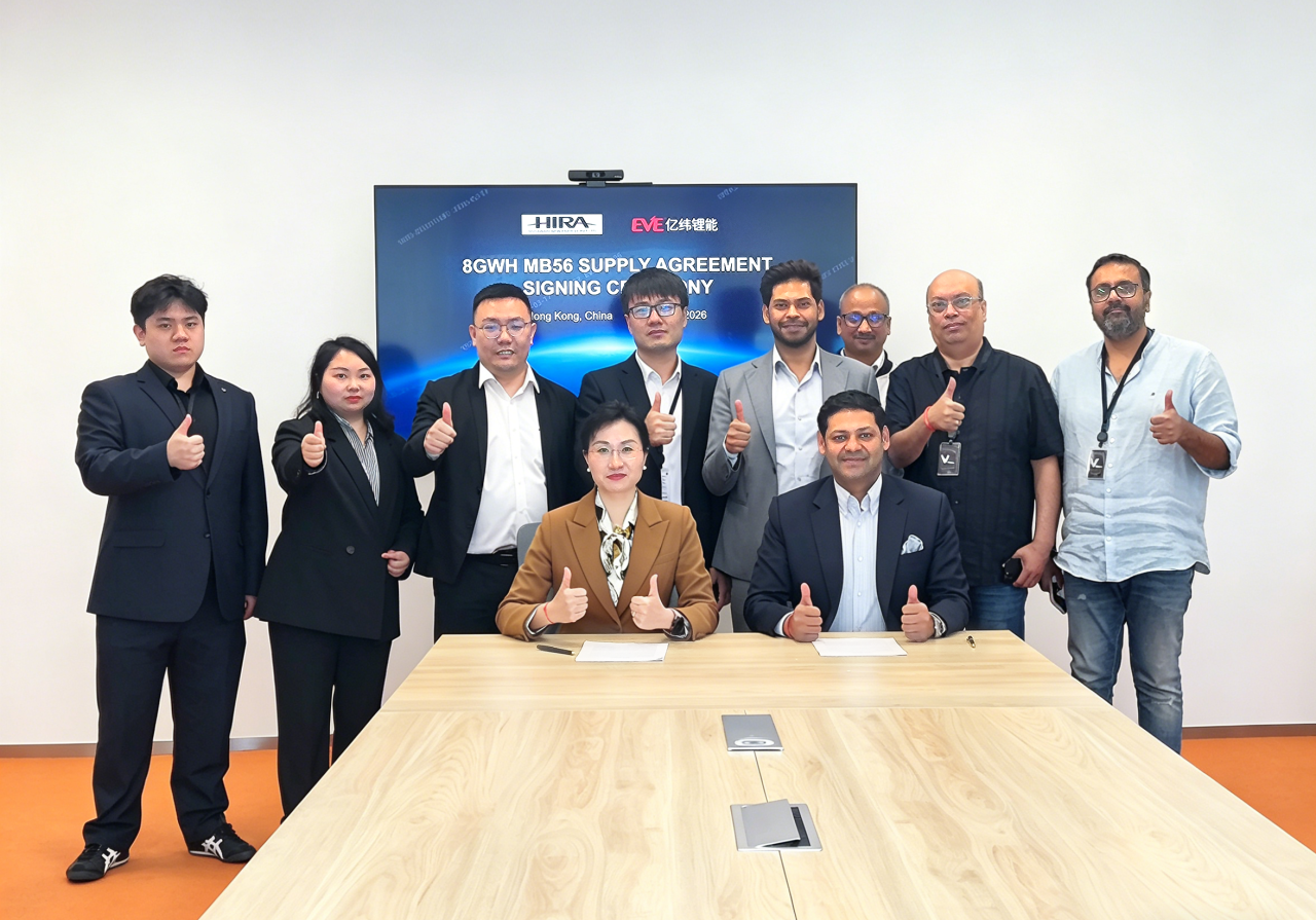 5月14日储能行业情报显示，全球光储市场迎来爆发式增长，阿联酋签约30GW光伏+8GW储能超级工程，印度、英国、南非等地也密集落地吉瓦级项目，推动行业从政策驱动转向大规模商业化。技术路线呈现场景化分野，钠离子电池在加州高温沙漠环境中表现优于磷酸铁锂，储能技术不再唯成本论，更注重场景适配。中国电池企业加速出海，亿纬锂能与印度签署8GWh订单并规划60GWh合作，远景能源在加拿大布局300兆瓦风储项目，推动产能从产品输出转向技术与标准输出。国内方面，兆能科技在浙江江山开工50MW/100MWh智能微电网项目，四川发布绿电直连细则明确配套储能参与规则。高温钠电、重力储能等新技术在极端场景中验证价值，南非部署25兆瓦重力储能系统，英国通过BESS解决充电电网瓶颈，储能行业正迎来技术多元化与商业化的双重突破。