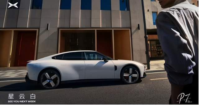 3月16日,汽车行业情报显示,本田汽车因取消北美三款电动车型并重新评估电动车战略,预计将面临上市以来首次年度净亏损,金额达4200亿至6900亿日元。与此同时,乘联分会数据显示,2月新能源车零售渗透率为44.9%,同比下降4%,零售量同比下滑32%。小鹏汽车推出P7“星云白”车色,采用经典珠光漆和三涂装工艺,定于3月18日发布。领克品牌则新增两款车型,其中领克07 EM-P新套装售价17.58万,搭载插电混动系统,综合续航达1450km。政策方面,政府工作报告强调汽车产业高质量发展,支持新能源车与自动驾驶商业化。比亚迪加入国际汽车工作组,参与全球标准制定。此外,蔚来投资98亿元落地光谷电池新基建项目,推动电池资产管理技术产业化。动力电池领域数据显示,2月国内装车量为26.3GWh,同比下降24.6%,磷酸铁锂电池占比达78.3%。