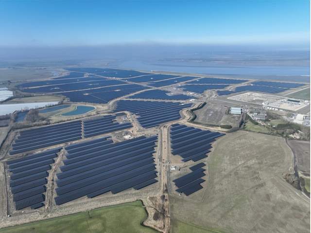 1月6日，固德威荣获EcoVadis金牌认证，在全球可持续发展评级中排名前5%。中车株洲与加卡兰达合作，共同开拓乌干达能源市场。英国太阳能市场有望创下新纪录，印度NLC发布全球招标建设电池储能系统。HNU Energy推出升级版家用电池，中国逆变器出口金额暴涨141%。印度要求电池储能项目必须含20%国产材料，中国发布通信领域储能建设通用标准。
