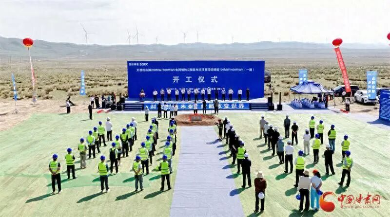 7月30日储能行业呈现全球大储建设提速与钠电突围并行的结构性转变。远景能源交付法国386MWh项目，晶科储能推进德国40MWh项目，Neoen扩大澳大利亚Goyder电池至454MW/1814MWh，国综绿能启动甘肃200MW/800MWh独立储能电站。供应链方面，鹏程无限与佳洋能源签署25GWh长期供货合同。技术层面，ESS与Juniper部署500MWh钠离子系统，马萨诸塞州将V2G整合至虚拟电厂，欧洲住宅储能模块化趋势明显，河内电力启动首个100MWh电池组合。并网瓶颈正倒逼容量补偿等机制改革。