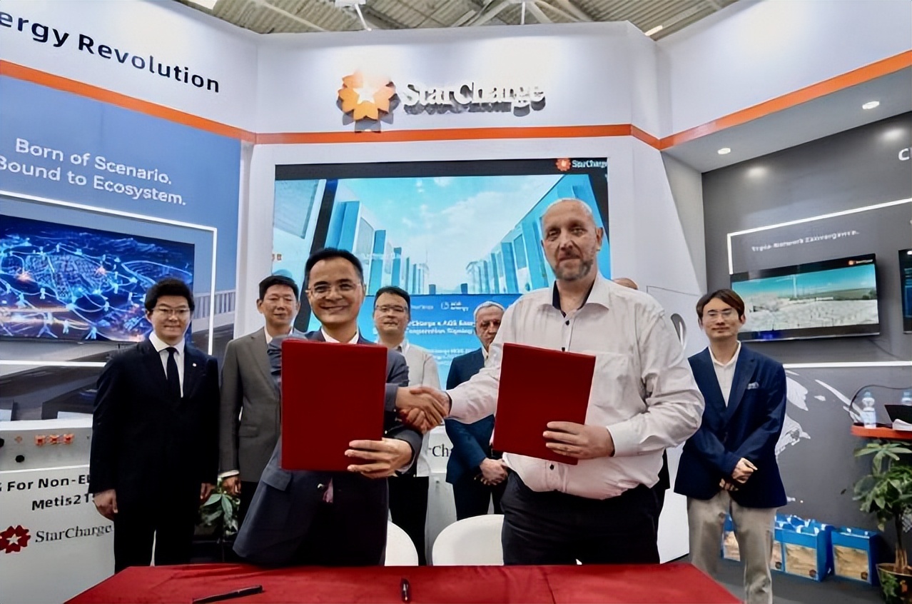 7月2日储能行业情报显示,AI算力爆发与欧洲电网升级推动储能从可选配套跃升为核心基础设施。海辰储能携手Turbo Energy在德国打造BESS+AI融合标杆,Eku Energy规划德国1600MWh大型项目并强调构网型技术重要性。澳大利亚Firmus Technologies锁定1.5GWh电池储能以保障AI算力供电。出海方面,亿纬锂能、HyperStrong及星星充电分别在东南亚和欧洲推进光储项目及本地化智造,强化全球供应链整合。国内则面临墨西哥电网拥堵导致电价飙升的瓶颈,凸显储能缓解输电压力的必要性,同时Avangrid在美国建设新项目,整体行业呈现智能化、全球化及市场化精细运营趋势。