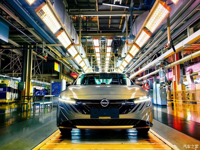 1月12日，汽车行业海内外情报汇总：元戎启行宣布与国际头部车企达成L3合作，累计融资金额超7亿美元；长安汽车全球科学与艺术中心项目开工，总投资13.89亿元；奇瑞冰淇淋 / 小蚂蚁纯电小车上市，指导价4.39万元起；东风日产全新轩逸量产下线，预计一季度上市；东风奕派推出全新购车政策，全系至高可享价值5万元购车权益；一汽丰田推出限时焕新政策，普拉多限时焕新价39.98万元起；全国首座合源锂创纯粹量产固态电池基地投产；比亚迪正式落子湖北枝江，新能源产业快速发展。