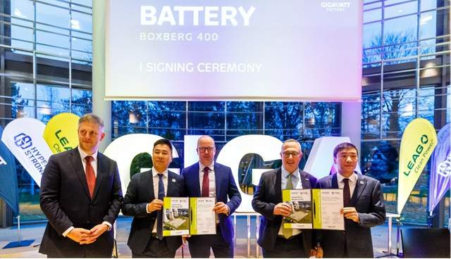 11月中旬，海博思创德国子公司与LEAG签署协议，合作建设1.6GWh大型储能项目“GigaBattery Boxberg 400”，采用液冷技术和智能能源管理系统。远景储能位于英国曼彻斯特东南部的Welkin Road储能电站项目顺利通过G99并网测试，标志其成功交付。爱尔兰首次引入电池储能装置参与批发市场，提升电网灵活性。柬埔寨启动东盟首个黄金标准风能电池储能项目，技术获德国官方认可。伊朗推动太阳能逆变器本土制造，以支持可再生能源装机容量持续增长。中国10月份电动汽车充电设施总数达1864.5万个，同比增长显著。欧洲水电行业呼吁加大抽水蓄能投资以支持清洁能源转型，印度则将强制执行光伏逆变器能效标准。技术方面，深圳天溯计量检测及北京智盟信通科技分别公布分布式储能逆变器测试工装和协议转换技术，提升测试与运维效率。