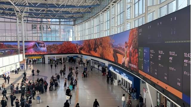 12月1日LED显示屏行业海内外情报汇总:横琴高铁站站城一体化工程项目拟建,总投资600000万元,位于广东省广州市横琴粤澳深度合作区内;德国主题公园首次安装KLT透声被动3D LED显示系统;DS与Screendollars合作革新影院大厅数字标牌技术;领灿科技获得WOOAwards2025特别奖;全球户外LED显示屏市场年增13.5%,成为流量新入口;韩国铁路公司推出国内最大室内LED媒体墙“平台111”;深圳康海商显公开弧形LED显示屏,提升适应性和组装效率;上海丽业光电公开全视角拼接无痕的无机光影饰面LED显示系统,实现无缝拼接效果。情报强企为企业提供定制化的线上情报搜集与管理服务,助力企业决策。