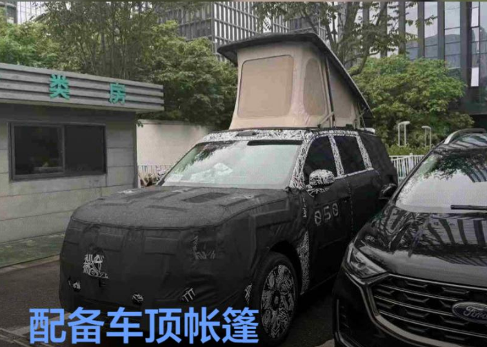 6月22日汽车行业呈现三大结构性转变:一是中国车企出海模式加速向属地化产能布局与产品矩阵重构转型,零跑汽车启动欧洲自有工厂及CKD组装,叠加欧盟拟对插混车型加征关税,标志着出海从整车贸易向属地化产能布局演进;二是自动驾驶商业化进程提速与安全合规挑战并存,曹操出行发布RoboX战略并启动香港Robotaxi业务,但Waymo因识别系统缺陷召回近4000辆出租车,凸显技术规模化应用中的长尾安全风险;三是传统燃油税体系面临结构性失衡,新能源渗透率突破60%导致近6000亿元养路费缺口,按车重或里程征收的新型路权收费机制正加速酝酿,以重构“用路者付费”的公平体系。