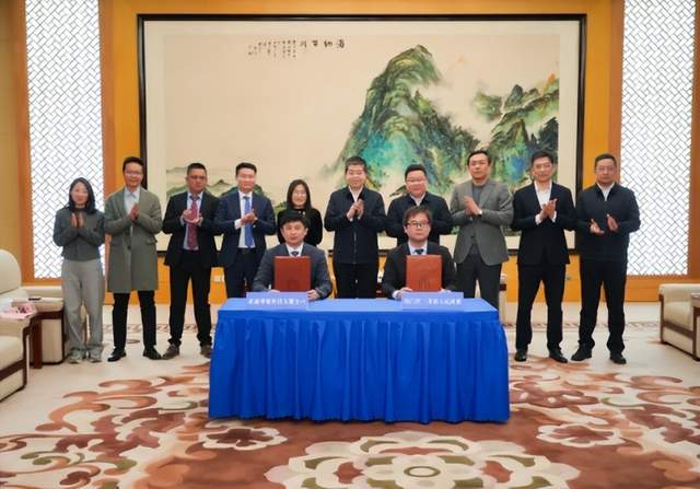 本文汇总了储能行业近期的重要情报。宁德时代发布营收达4237.02亿元，同比增长17.04%，研发投入显著提升。特斯拉储能业务表现强劲，储能装机量达46.7GWh，同比增长49%，并推出新一代产品Megapack 3。德国SMA逆变器出货量增长至19.9GW，地面电站业务表现突出。印尼宣布投建年产能50GW的太阳能工厂，总投资14亿美元。LG能源在加拿大开设储能电池生产线，推动北美市场扩张。中国方面，蓉储南通储能工厂项目落户江苏海门，总投资5亿元；甘肃兰州加速建设年产30GWh磷酸铁锂储能电芯项目，总投资90亿元。政策层面，菲律宾要求可再生能源项目强制配储20%，山东鼓励分布式储能参与电力市场。供应链动态显示，储能电芯排产环比增长16.5%，大电芯供需紧平衡。