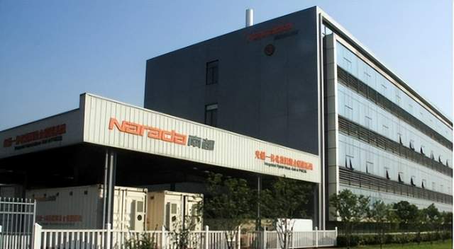 11月4日，储能行业海内外情报概括如下：中国负荷侧组串式储能投运，助力高载能行业零碳转型；欧洲天合光能签订超1GWh储能订单，采用新一代柔性储能电池；英国Elements Green公司扩大德国电池储能项目投资；澳大利亚通过简化审批流程批准2200兆瓦时电池储能项目；中国阿特斯储能业务增长32%，阿特斯2025年1-9月储能出货5.8GWh；法国对储能进行电网电价改革，新电价机制受益储能项目；越南修订锂电池标准，有助于实现2050年零排放目标。总结显示储能领域在不同国家都有不同的政策和项目发展。
