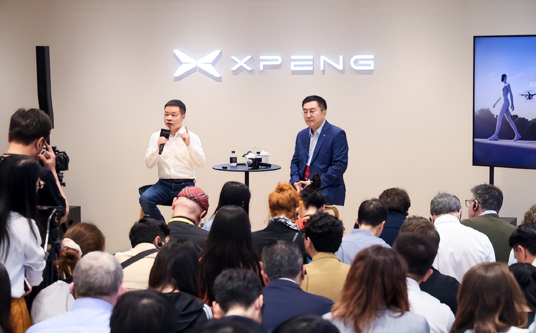 4月27日汽车行业呈现三大结构性变化：智能驾驶加速普及，Momenta量产搭载量超80万台，BBA等豪华品牌合作推出L2/L3级自动驾驶系统；自动驾驶硬件变革，特斯拉投产无方向盘、踏板的Cybercab，标志从辅助驾驶向完全无人驾驶转型；行业格局重塑，中国新能源汽车加速出海，欧洲、东南亚、中东等地区出口量大幅增长。企业战略方面，Momenta获豪华品牌规模化验证，安森美与蔚来扩大900V平台合作，江汽集团与华为签署联合创新协议推动尊界品牌2.0时代；产品创新上，特斯拉Cybercab量产重塑硬件标准，小鹏飞行汽车年底推出瞄准全球市场，新款别克世纪4月28日上市升级高端配置。