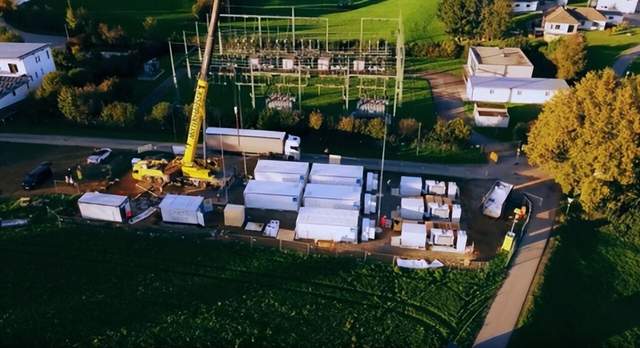 1月20日，储能行业海内外动态汇总。比亚迪东欧投入500MWh规模最大的储能项目运营，德国Terralayr获得1.92亿欧元融资，海博思创在西安成立新能源科技公司，印度接收576MW储能变流器，埃及与中国康耐斯合作建设储能电池工厂，中国央企转让多家储能公司。越南开放屋顶太阳能发电并可售出50%多余电力，巴西预测2026年储能规模将达千兆瓦级。企业情报服务商【情报强企】整理。