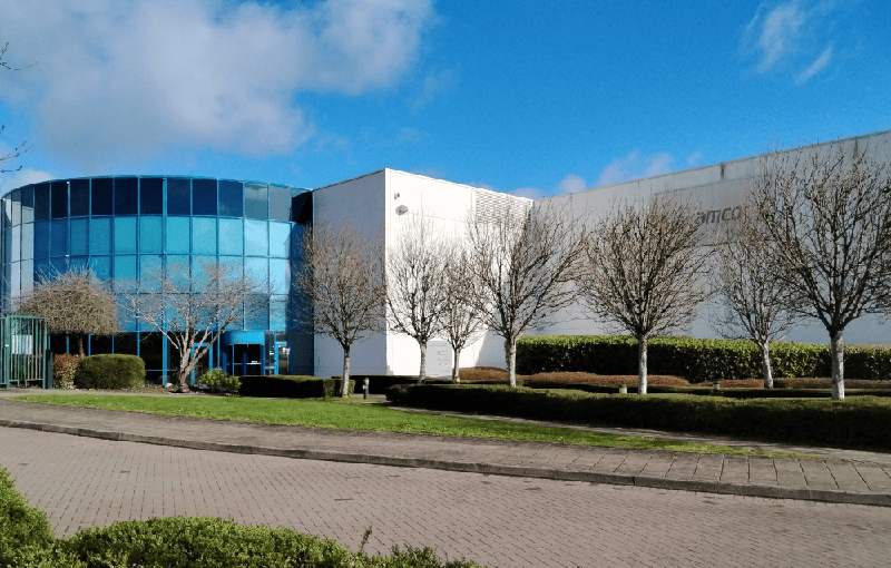 3月18日印刷包装行业情报汇总显示，多家企业取得重要进展。安姆科Winterbourne工厂获得ISO 13485医疗器械质量管理体系认证，标志着其医疗包装领域里程碑式成就；艾利丹尼森成为全球首家规模化集成柔性NFC标签的企业，推出基于Pragmatic技术的嵌体系列；盛大印刷再购6台海德堡速霸CX 92胶印机，加速混合印刷战略。Coveris集团将标签业务出售给金斯伍德资本，新公司年销售额预计达2.7亿欧元。麦肯锡建议纸包装行业采用程序化并购策略，每年完成两笔以上中小型交易。美国对中国塑料包装征收反倾销税，主要针对聚丙烯瓦楞箱。意大利Artes Etichette引入全球首套Gallus Five混合印刷机，实现工业级数字化生产。全球BOPP香烟包装膜市场规模将达2006百万美元，合规与轻量化成新引擎。安姆科和昆山科望分别推出带自动封口彩盒结构和环保内衬包装盒新技术。