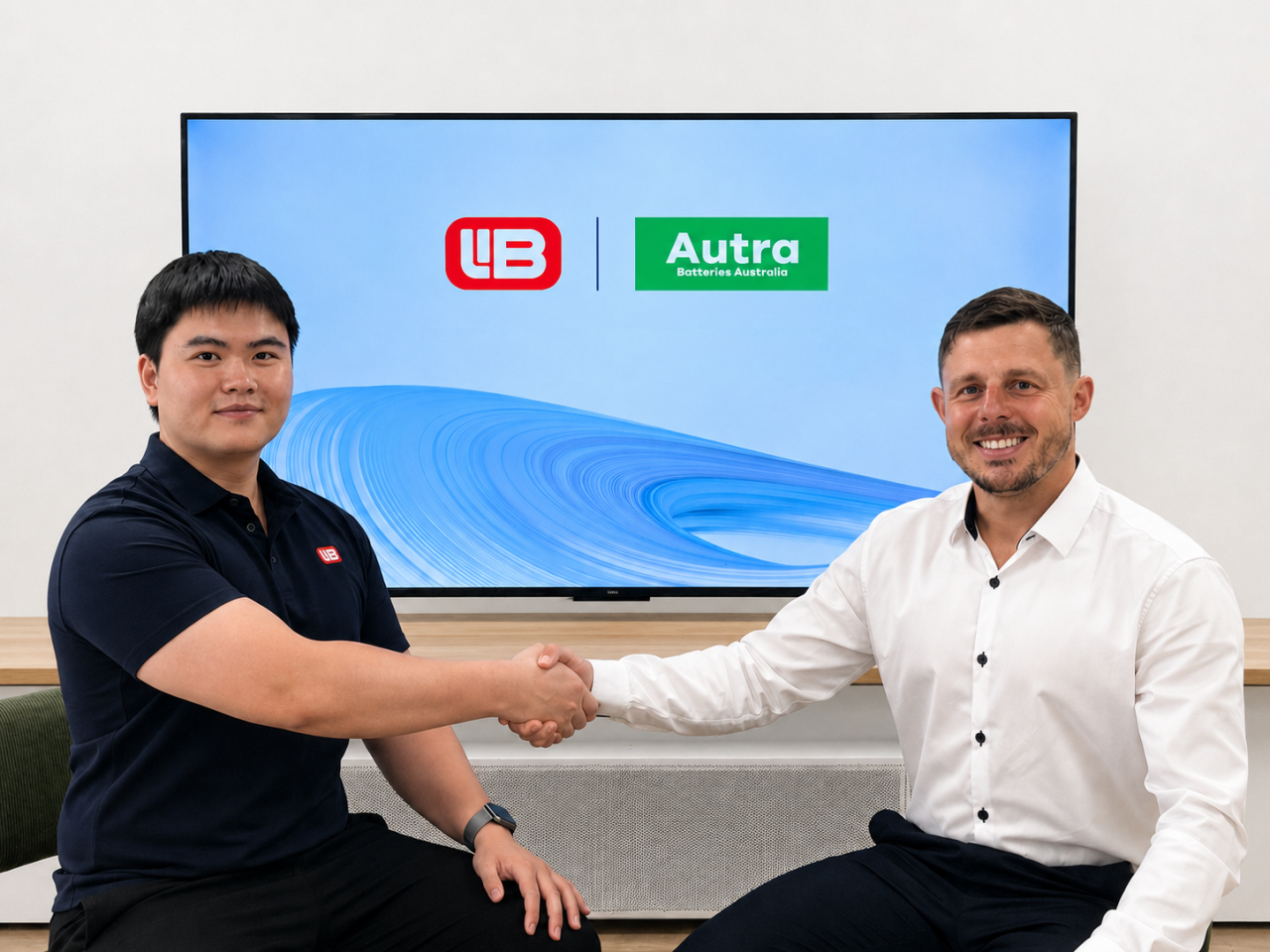 9月3日储能行业情报显示,贸易摩擦与合规约束正倒逼产能出海,行业呈现三大结构性转变。海外方面,美国行政命令限制外国组件,促使供应链本土化重构;宁德时代、EnergyLIB等企业在巴西和澳大利亚加速本地化布局。算电协同领域,青海规划绿色算力与储能联动,EDF与天合光能签署协议优化调度。市场数据表明,HiTHIUM稳居全球出货前二,美国Q2装机创纪录。基建提速下,Leag、SUNOTEC及Engie Chile在德国、智利等地推进大型储能项目,Gawara Baya项目获巨额融资开建,标志行业向系统集成与全链条交付跃迁。