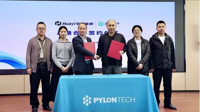 储能行业资讯汇总:12月11日,澄瑞电力科技与亿纬锂能达成战略合作,加速船舶电池系统、大功率充电系统及储能应用落地商业化;特斯拉超级电池组在澳大利亚投入运营,耗资4.5亿美元的电池储能系统(BESS)项目正式启用,转移太阳能和风能至需求高峰时段;英国电池储能系统市场提交量回升,全面规划申请量达870MW/1,740MWh;韩国推出首个防火型钒液流储能示范项目,使用VRFB技术提升安全性;BayWa在加州开始建设JVR Energy Park太阳能+储能项目,预计明年上线;派能科技与华壹智储达成战略合作,在工商业储能领域合作推动绿色智慧能源事业发展。政策导向包括征集产业链协同创新储备项目、德国拟废除大型电池储能系统并网条例。前沿技术方面有双向DCDC电路及光伏储能逆变器等的新应用和发展。