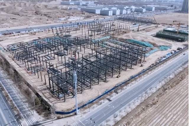 本文汇总了储能行业近期的重要情报。宁德时代发布营收达4237.02亿元，同比增长17.04%，研发投入显著提升。特斯拉储能业务表现强劲，储能装机量达46.7GWh，同比增长49%，并推出新一代产品Megapack 3。德国SMA逆变器出货量增长至19.9GW，地面电站业务表现突出。印尼宣布投建年产能50GW的太阳能工厂，总投资14亿美元。LG能源在加拿大开设储能电池生产线，推动北美市场扩张。中国方面，蓉储南通储能工厂项目落户江苏海门，总投资5亿元；甘肃兰州加速建设年产30GWh磷酸铁锂储能电芯项目，总投资90亿元。政策层面，菲律宾要求可再生能源项目强制配储20%，山东鼓励分布式储能参与电力市场。供应链动态显示，储能电芯排产环比增长16.5%，大电芯供需紧平衡。