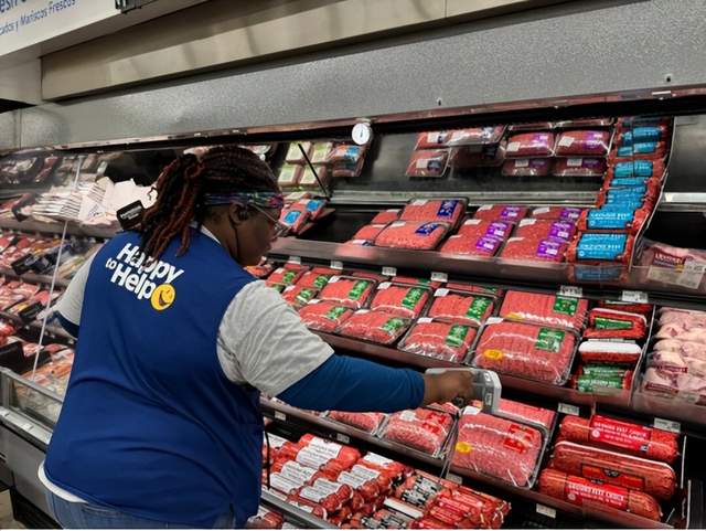 11月28日,永新股份在上海投资500万元成立永新智联包装科技(上海)有限公司,标志着永新股份进军新材料技术研发和跨境业务;艾利丹尼森推出行业首创生鲜RFID技术方案,应用于沃尔玛生鲜食品区,旨在减少食物浪费、确保产品新鲜度;Lacta推出体现“存在感”概念的精美礼品包装,透过简约实惠包装传递年末温馨氛围;德国纸张和包装公司Palm集团收购位于捷克的公司Power Packaging 50%股份,拓展包装解决方案能力;德国造纸业陷入“至暗时刻”,工厂倒闭潮、破产率激增,产能和营收骤降。同时还有两种包装盒的实用新型设计,提供360°展示和独特视觉效果。