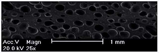 11月10日,运动鞋服行业情报汇总。安踏通过“硬科技+智能体”重塑中国体育产业创新DNA,发布了“AI365战略”和行业首个AI设计大模型“灵龙”,以及两项材料突破。“彪马”再裁员1400人,Q3营收下降15.3%,管理层表示2027年恢复增长。Saucony与Engineered Garments推出联名鞋款,adidas与The Football Gal推出Predator足球鞋,耐克推出全新3D打印鞋款AIR MAX 95000。斯凯奇展示多品类产品构建“舒适生态”,前沿技术方面,安踏公开了一种低减震G值的发泡鞋底材料及其制备方法。