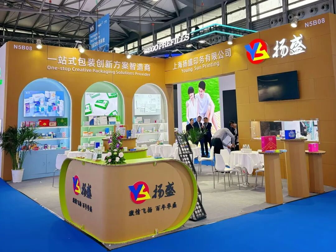 6月24日印刷包装行业情报显示，行业呈现三大结构性转变：绿色标准化成为跨境贸易核心壁垒，我国首次牵头制定印刷业绿色国际标准，统一环境信息披露规则，推动对接欧盟EPD等国际认证；上游供应链剧烈重构，国内包装纸淡季逆势提价30-50元/吨，北美因产能削减陷入断供，倒逼供应链转向安全与本土化优先；包装价值从物流载体向战略营销工具转型，盟迪报告证实劣质包装摧毁复购率，企业通过定制化、功能化及数字印刷提升体验与溢价。政策层面，ISO 22067-2标准发布细化环保管控；商业创新上，扬盛印务展示医药包装解决方案，Coveris柔印包装获英国FIA金奖，Cosmo Films推出高端数字印刷合成纸；供应链方面，国内纸价受原料成本与进口下滑支撑，北美PCA因本土需求激增削减出口。