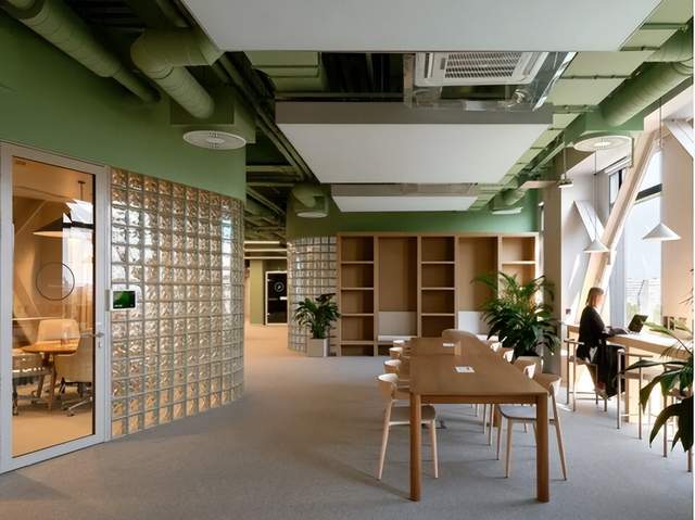 11月19日，办公家具行业汇总显示全球商用家具市场将持续稳健扩张，预计未来十年市场规模达725亿美元，年复合增长率约为2.7%。商用家具主要应用于办公室、酒店、教育及医疗领域，座椅占比超四成，注重人体工学和舒适性，办公室领域占据最大市场份额，其中办公家具的专业化、智能化和整体解决方案发展被“十五五”规划重点推动。惠州市大自然商务酒店改造项目投资1810万元，涵盖办公及酒店功能。Humanscale与Kvadrat联手推出环保桌面产品，采用高比例循环废料制造。傲风牵头制定电竞椅行业团体标准，提升产品技术。乐歌与重庆高田分别公开了电动升降桌和多向调节座椅头枕技术，彰显行业创新与人性化设计趋势。