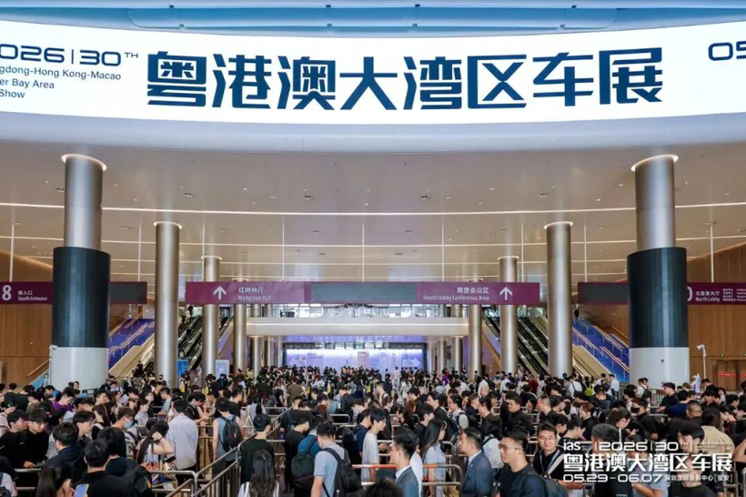 6月8日汽车行业呈现三大结构性转变:生产成本迎来历史性拐点,大众集团通过磷酸铁锂化与新软件战略使电动车成本即将与燃油车持平,消除经济性壁垒;供应链风险传导机制改变,存储芯片价格三个月暴涨180%导致国内车企涨价2000-6000元,价格战阶段性暂缓;产业竞争转向全生态体系,深圳车展展现智能化体系对决,十部门推动高速公路新建改建3万个充电设施。市场方面,4月中国汽车出口量同比增长51.3%达93.9万辆,进入量价齐升爆发期;日本七大车企利润较峰值腰斩,行业盈利中枢下移。政策上,深圳出台新能源车险“十项扶持政策”破解高保费难题,广东规范二手车出口严控“以旧充新”。海外市场,Stellantis在马来西亚启动零跑汽车本地组装打造东盟枢纽,广汽昊铂S600与北京越野BJ30高光版定档6月12日上市加剧增程与硬派市场竞争。