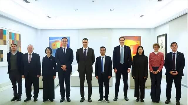 3月12日，储能行业呈现多地区动态。西班牙纳瓦拉将迎来中国企业Hithium Energy Storage投资约4亿欧元的储能电池工厂项目，选址靠近Tudela，助力区域储能产业发展。美国方面，SolarEdge首席财务官宣布离职，同时Eaton与SPAN达成战略合作，推动家庭电力管理革新。罗马尼亚能源公司VLA Energy计划在Arad县建设300MW/1200MWh大型电池储能项目，占地约20000平方米。印度Involtics推出适用于家庭太阳能系统的GTSI系列单相混合逆变器，提供多种功率规格选择。中国华泸集团与大力储能签署协议，聚焦全钒液流电池技术研发与市场应用；天赐材料宣布投资21亿元扩产铁源与磷酸铁产能；新巨能与中创新航达成10GWh电芯采购合作。德国政策调整取消小型光伏设施固定上网电价，推动市场化交易；美国圣贝尼托县则通过电池储能设施建设暂停令以完善规范。