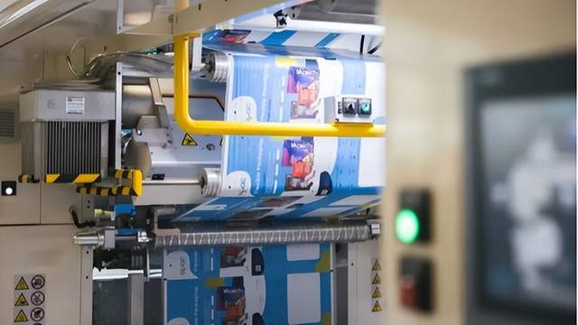 1月21日，印刷包装行业内外消息汇总：大胜达计划引进泰国战略投资者增资；吉宏股份预计2025年净利润增长幅度较大；Sappi推出新热封纸产品；韩国合作开发新型纸包装材料；全球最大数字印刷软包装生产商ePac被收购；RFID集成智能包装市场预计快速增长；广东、湖北公司发布包装盒新技术。情报强企为企业提供定制化情报服务，帮助企业获取最新行业动态，支持多账号使用，促进企业决策。
