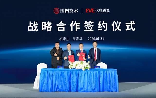 本文汇总了储能行业在2月12日的海内外动态，涵盖企业资讯、行业进展及政策导向。澳大利亚方面，Sungrow联合新南威尔士大学与杜博地区委员会推出混合电池储能方案，技术亮点包括两套储能系统和光伏集成优化功能；同时，维多利亚州通过发展促进计划批准两个总装机700兆瓦的电池储能项目。中国企业在储能领域表现突出，亿纬锂能成功并网全球首个628Ah锂电储能电站，并锁定10GWh订单；采日能源加速布局海外市场，其星链系列储能系统在欧洲和亚太地区频获订单。德国Varta推出搭载AI技术的家用储能系统，可智能调整充电计划。美国FlexGen与Alliant合作，在中西部推出两个新型电池储能项目，提升电网可靠性。政策方面，罗马尼亚将资金从太阳能转向电池存储，以解决能源供需失衡问题；广西则出台政策支持源网荷储一体化项目转为绿电直连项目。供应链数据显示，全球储能电芯出货量预计将在未来实现显著增长，比亚迪也透露硫化物固态电池有望实现小批量生产。