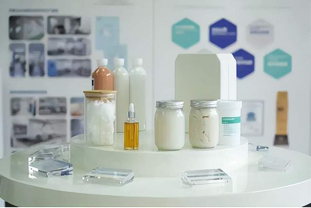 文章内容包括印刷包装行业的海内外动态和趋势。鲁信天一与长荣股份签署战略合作协议，共同探索智能化转型新路径。环球印务预计2025年净利润亏损1650万元至3000万元，将调整主营业务结构。斯道拉恩索推出具有“高端”视觉冲击力的折叠纸盒，以适应美容、护理及医疗包装需求。利乐将投资5亿元在瑞典建设中试工厂，加速包装行业“去铝化”革命。杭州格林微纳科技获数千万元融资，解决纸浆模塑高值化难题。美国加征关税，对华中空板箱和纸塑包装制品实施高额税率。济丰包装和深圳九星印刷包装集团有新型纸盒和保温包装盒的创新。情报强企是企业情报服务商，提供定制化的线上情报搜集与管理服务。