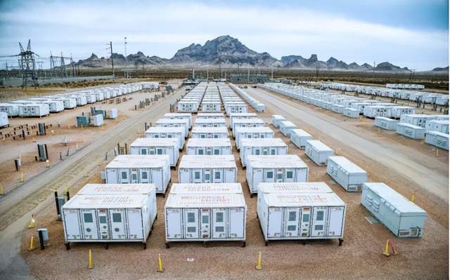 7月15日的储能行业海内外情报汇总显示,中国宁德时代与澳大利亚的Alinta Energy签署合作备忘录,将在储能与电池回收领域展开合作。同时,南澳州启动了最大储能项目,由宁德时代提供电池单元。在欧洲,法国公司Qair获批在英国建设独立电池储能系统项目,而欧洲太阳能输出创纪录导致负价格小时数上升。在亚太地区,澳大利亚公司选择人工智能技术优化电池储能系统以对抗负电价影响。此外,美洲地区的阿特斯集团在美国亚利桑那州建设的储能项目已并网。在政策方面,夏威夷州批准了更多太阳能项目,而中国发布了新规要求数据中心具备储能等技术。整体来看,全球储能行业在合作、技术创新和政策支持方面都呈现出积极的发展态势。