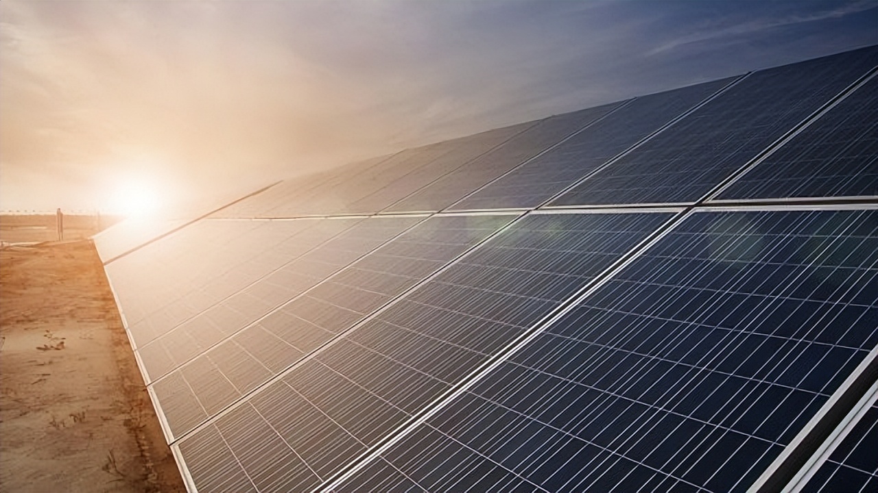 3月31日储能行业呈现三大结构性变化:技术降本转向系统级优化,政策驱动升级为碳核算与强制配储,长时储能商业化加速。核心设备方面,思格新能源推出506kW高功率逆变器减少硬件数量,海辰储能发布6.25MWh长时储能系统满足电网调节需求。供应链出海取得突破,海四达马来西亚全极耳电池产线投产,宿迁时代与德国签订600MWh铁铬液流电池订单。项目落地方面,中国电建建成白马山全绿电工厂,澳洲户储企业VoltX Energy装机量月增30%。全球政策上,印度规划非化石能源占比提至70%,美国推进1471兆瓦风光储项目,法国强制大型光伏配储。行业正通过系统简化、政策协同与全球化布局实现降本增效。