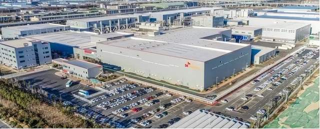 本文报道了1月9日储能行业海内外情报汇总，涵盖了固德威与广德市人民政府签署战略合作协议、天合光能与ACWA Power在沙特推进2.65GW光伏项目建设、法国新型固态电池业务瞄准商业化生产、SK On在韩新设储能系统生产线、华为在智利部署2.6吉瓦时电池储能项目、国家电投成立储能子公司等重要事件。此外，还报道了波兰储能设施安装新规实施和越南工贸部提议将屋顶太阳能发电的50%剩余电力出售等政策导向内容。情报强企致力于为企业提供定制化的线上情报搜集与管理服务，帮助企业实现多部门情报共享，助力企业决策。