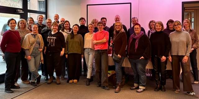 12月8日,海内外运动鞋服行业动态汇总:德国零售巨头Rexor组建儿童鞋及赤足鞋领域新Erfa集团,耐克推出Structure Plus系列,沙特阿拉伯知名集团投资28亿建鞋材大厂,Asics再度携手Shushu/Tong发布全新联名鞋款,萨洛蒙推出ACS PRO 20周年纪念版。彪马面临转型困局考虑出售股权,市场传闻李宁、安踏或亚瑟士成收购方。此外,还有一种免提拉减震鞋底和多功能竞速运动鞋等前沿技术新闻。