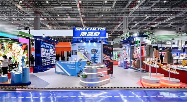 11月10日,运动鞋服行业情报汇总。安踏通过“硬科技+智能体”重塑中国体育产业创新DNA,发布了“AI365战略”和行业首个AI设计大模型“灵龙”,以及两项材料突破。“彪马”再裁员1400人,Q3营收下降15.3%,管理层表示2027年恢复增长。Saucony与Engineered Garments推出联名鞋款,adidas与The Football Gal推出Predator足球鞋,耐克推出全新3D打印鞋款AIR MAX 95000。斯凯奇展示多品类产品构建“舒适生态”,前沿技术方面,安踏公开了一种低减震G值的发泡鞋底材料及其制备方法。