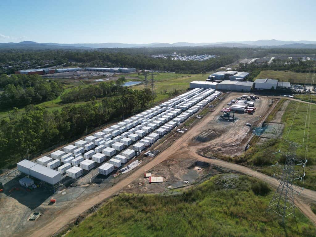 8月25日储能行业呈现三大结构性转变，新兴市场基建提速、长时储能与政策重构驱动价值升维。中东欧及中东地区需求集中释放，天合储能拓展乌兹别克斯坦市场，埃及携手华为推进本土化制造，沙特签署协议提升电网可靠性。海外成熟市场中，Arevon加州项目投运，GE Vernova获澳洲订单打造首个电网形成项目，WALDEVAR扩大罗马尼亚合作。技术方面，亿纬锂能披露AIDC储能进展及多技术路线布局，长时氢储能迎来拐点。政策上，奥地利调整补贴重点支持智能储能，新泽西州推广表后住宅电池存储，全球储能正从粗放扩张向精细化运营演进。