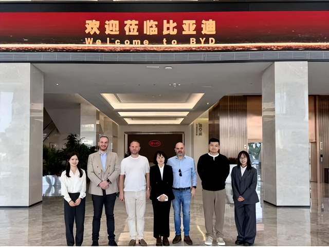 1月22日,储能行业海内外情报汇总。固德威与阿里云深入合作,共同开启AI+新能源合作新篇章;罗马尼亚粤商会组团参访比亚迪,共探储能合作新机遇。法国迎来首个构网型储能项目,Neoen与RTE合作为Breizh大电池储能项目供应储能系统。亚洲开发银行和Masdar签署3000万美元协议,在乌兹别克斯坦开发太阳能和电池存储系统。谷歌与Energy Dome合作推出CO2电池大规模储存可再生能源方式。EGbatt推出15千瓦时家用储能解决方案。宁夏储能新规要求项目在一年内接入电网。波兰光伏与储能协会警告电网并网草案或阻碍可再生能源发展。储能市场规模持续增长,EPC/PC采招落地项目首次超100GWh。韩国研究院开发新方法使全固态电池密度创纪录突破98%。