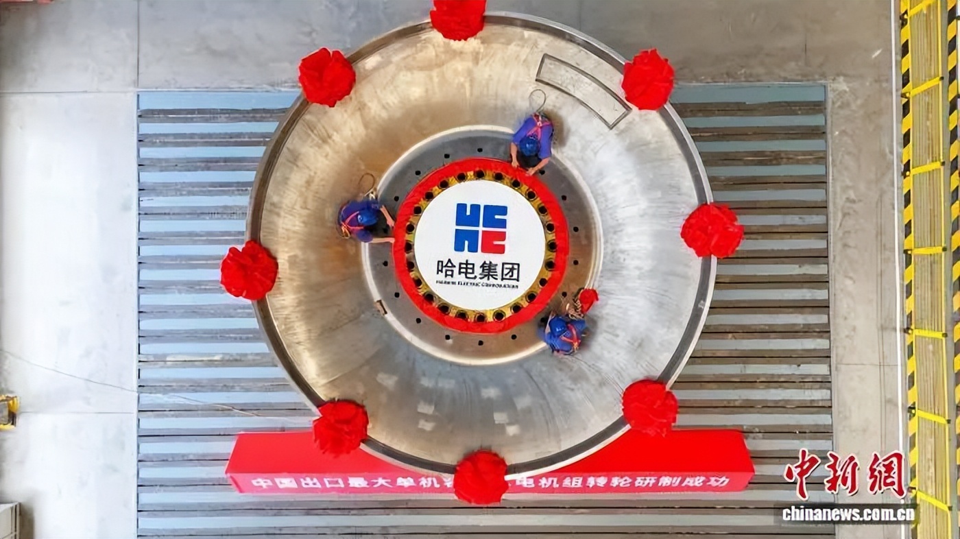 7月31日电力设备行业呈现三大结构性转变。首先,AI算力爆发引发局部电力缺口,因电网扩容滞后,云厂商转向建设周期短的燃气轮机供电方案,杰瑞股份凭借本地化组装能力获得近百亿美元订单切入该赛道。其次,分布式光伏政策重心向“自发自用”倾斜,江苏明确装机目标,北京发布碳普惠方法学鼓励居民自消纳以缓解电网压力。最后,辽宁电网负荷创历史新高,同时中国出口最大单机容量水电机组转轮发往巴基斯坦,显示高端装备出海加速。整体行业正从传统电网扩容向多元化供电与分布式自消纳演进。