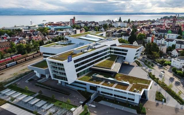 3月23日,汽车行业情报显示,印度因天然气供应受限可能影响汽车生产,工业用气被限制在过往用量的80%。福特在美国市场召回数量居首,涉及超1,300万辆汽车,并可能再创新高。小马智行与如祺出行合作交付超百辆搭载第七代自动驾驶系统的Robotaxi车队,开启运营。岚图泰山X8首发亮相,搭载华为全新智能座舱及L3级辅助驾驶硬件,计划上半年上市。捷途X70和山海L7超越版正式上市,限时售价6.99万元起。中国汽研南方试验场投用,成为国内首个“路空一体”国家级测试基地。小鹏GX将全球首发量产博世新一代线控转向系统,适配L4级自动驾驶。采埃孚财报显示利润率达4.5%,销售额达388亿欧元,表现超出预期。