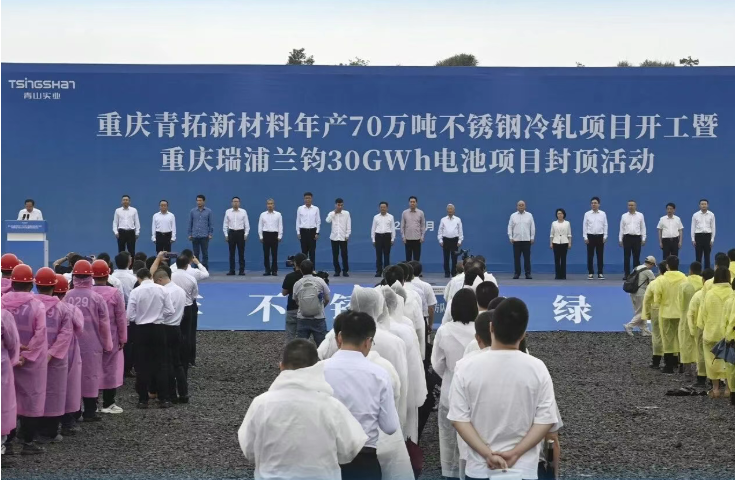 7月6日汽车行业情报显示，中国车企在欧洲市场份额首次超越日系品牌，全球供应链重心加速东移。行业竞争逻辑从价格战转向技术路线分化与供应链重构，纯电与增程路线博弈加剧。政策方面，新能源车船税优惠退坡，混动不再享受减半优惠，倒逼企业回归市场化竞争。头部企业动作频繁，比亚迪海豹08上市重塑20万级轿车标准，MG 07量产并搭载高阶智驾系统。此外，瑞浦兰钧电池基地封顶，三星SDI投资扩产全固态电池。整体来看，汽车行业正迈向出海反超、税费机制回归及技术深度分化的成熟阶段，缺乏核心技术的二三线车企面临出清风险。