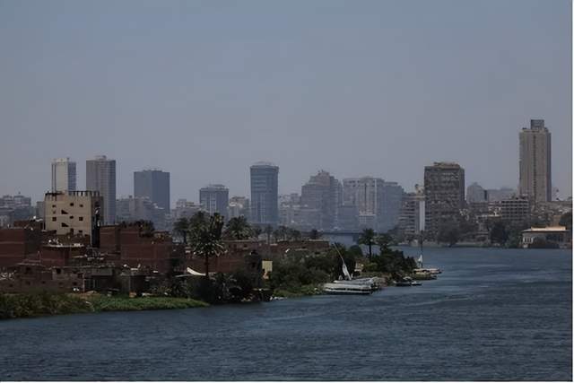 1月20日，储能行业海内外动态汇总。比亚迪东欧投入500MWh规模最大的储能项目运营，德国Terralayr获得1.92亿欧元融资，海博思创在西安成立新能源科技公司，印度接收576MW储能变流器，埃及与中国康耐斯合作建设储能电池工厂，中国央企转让多家储能公司。越南开放屋顶太阳能发电并可售出50%多余电力，巴西预测2026年储能规模将达千兆瓦级。企业情报服务商【情报强企】整理。