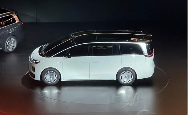 汽车行业动态：广汽集团推出“三担责”政策，包括三电/电池/智能泊车问题；长安汽车首批500台整车出口欧洲；德国汽车出口下跌14%，受美国关税政策影响；全新MPV D99发布，提供增程和纯电两种动力；极石ADAMAS上市，售价33.49-34.49万元；远景动力英国电池超级工厂投产，规划产能15.8GWh。政策标准方面，韩国将乘用车消费税减免政策再延长6个月，燃油税减免政策也将延长2个月。市监总局实施全球首个电动汽车电耗限值强制性标准。情报强企是领先的企业情报服务商，提供定制化的线上情报搜集与管理服务。