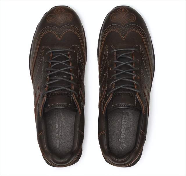 11月10日,运动鞋服行业情报汇总。安踏通过“硬科技+智能体”重塑中国体育产业创新DNA,发布了“AI365战略”和行业首个AI设计大模型“灵龙”,以及两项材料突破。“彪马”再裁员1400人,Q3营收下降15.3%,管理层表示2027年恢复增长。Saucony与Engineered Garments推出联名鞋款,adidas与The Football Gal推出Predator足球鞋,耐克推出全新3D打印鞋款AIR MAX 95000。斯凯奇展示多品类产品构建“舒适生态”,前沿技术方面,安踏公开了一种低减震G值的发泡鞋底材料及其制备方法。