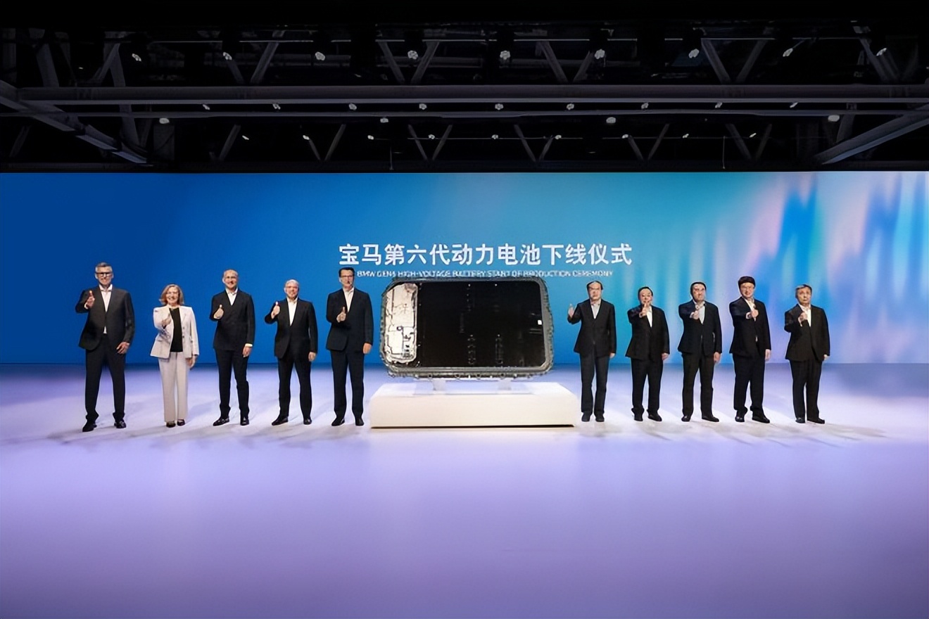10月19日汽车行业情报显示,全球纯汽油车市场份额首次跌破50%,高油价推动新能源车从政策驱动转向经济性驱动。动力电池产销增速显著,储能销量同比翻倍且出口提速,成为产业第二增长曲线。宝马第六代大圆柱电池在沈阳量产,实现核心部件本土化;沃尔沃扩大与NVIDIA合作推进自动驾驶;比亚迪第三代唐EV及埃安Ray7等新车申报预售,提升智能化配置门槛。此外,监管层密集约谈车企强化测试验证,智能网联安全与营销合规成为新准入标准,行业竞争重心转向安全与质量。