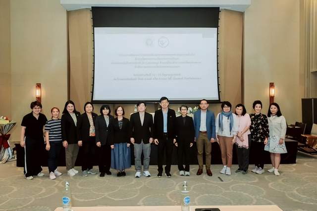 在8月8日的印刷包装行业情报汇总中，国际纸业的财务业绩引起关注，其第二季度净销售额达到67.67亿美元，但净利润仅为7500万美元，显示出业绩下滑的趋势。陕西金叶则宣布其全资子公司昆明华冠新材料有限公司已注册成立全资子公司昆明恒达包装科技有限公司，进一步扩展业务。境外动态方面，Procraft推出了一种全新的纸箱包装线，旨在减少塑料垃圾并提升物流效率。Lecta也推出了高透明度的Adestor Clear标签材料，适用于复杂的应用需求。此外，泰国FDA正在推动电子标签与可持续包装，以促进化妆品和危险品行业的合规转型。乐美包装在印尼启动了第二期投资，计划提升产能以支持当地营养改善。市场方面，瓦楞纸的盈利承压，开工积极性减弱，预计未来需求改善有限。最后，上海紫丹包装科技有限公司公开了多种新型包装盒设计，提升了便携性和稳固性。