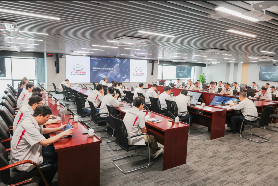 4月20日汽车行业情报显示，行业呈现三大结构性变化：中国汽车产业从产品出口向技术与标准输出跨越，如本田从中国反向进口电动车、比亚迪在德国咨询量暴增；智能座舱从被动响应向主动理解需求升级，广汽集团成立智能座舱产品线推动转型；供应链从本土化向全球协同配置转型，夏瑞科技泰国工厂投产与采埃孚技术出海印证趋势。企业战略层面，广汽组建智能座舱产品线深化组织变革，华为与红旗深化“三智双智”合作，比亚迪第1600万辆新能源车下线巩固规模优势，夏瑞科技泰国制造中心加速全球化。产品创新上，奔驰GLC EV长轴距版北京车展首发，比亚迪元PLUS内饰升级，本田Insight成日本首款反向进口中国电动车，采埃孚助力速豹电动重卡进军欧洲。行业数据方面，德国油价上涨推动比亚迪咨询量增长135%，加拿大电动车成潜在增长点。政策上，浙江以旧换新政策带动消费超230亿元，工信部将加快汽车核心标准研制。趋势显示，中国汽车产业正通过技术出海与标准输出重塑全球格局，智能座舱开启主动服务新时代。